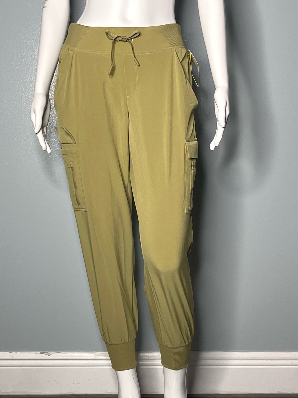 NWT All in Motion Light Olive Mid-Rise Cargo Jogger Pant Sz S